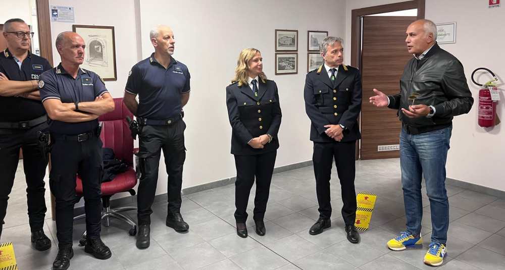 Cosenza, il sindaco Franz Caruso visita la nuova centrale operativa della Polizia Locale: “In arrivo altri 8 agenti”