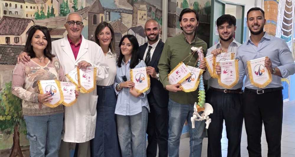Cosenza, il Rotaract porta la prevenzione a scuola: screening per la scoliosi a 150 alunni